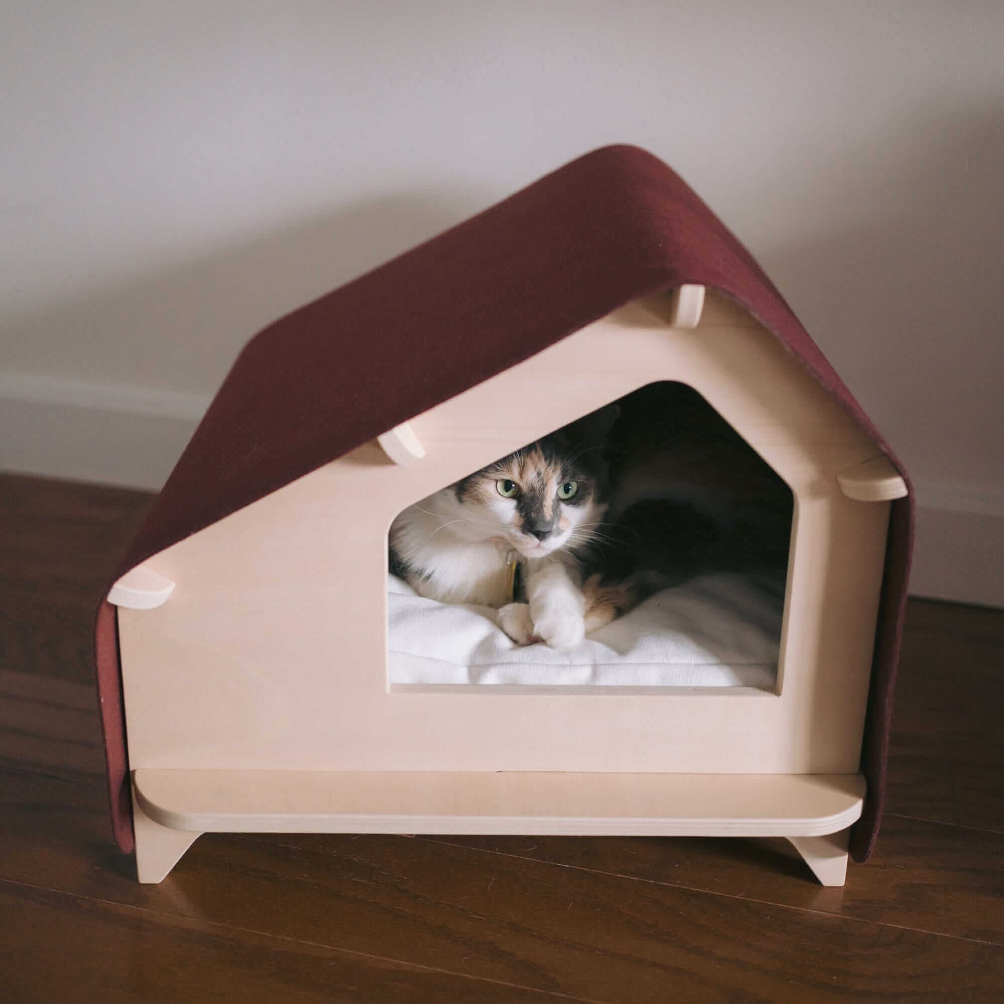Rawry Pet Houses Luxe Cabin - Maroon Medium / Rawry Pet Houses Luxe Cabin - Maroon XL